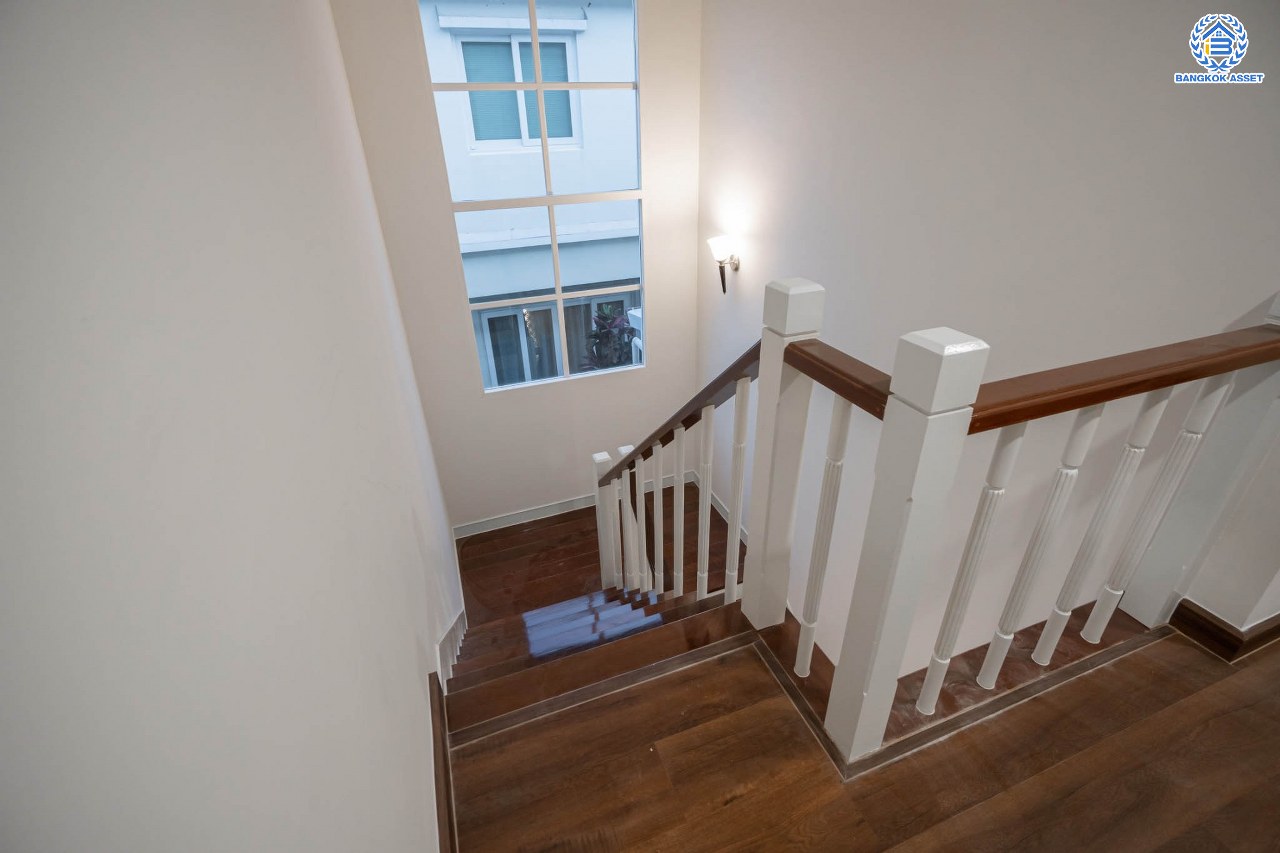 บ้านมือสองตกแต่งใหม่ โครงการ คาซ่าแกรนด์ รัตนาธิเบศร์-ราชพฤกษ์ บ้านเดี่ยวจากแบรนด์ Q.House เนื้อที่ 70 ตร.ว. ฟังก์ชัน 3 ห้องนอน 4 ห้องน้ำ 1 ห้องแม่บ้าน จอดรถได้ถึง 2 คัน พร้อม Facilities ครบครัน บนทำเลเดินทางสะดวก ติดถนนราชพฤกษ์ ใกล้เซ็นทรัลเวสต์เกต และรถไฟฟ้าสายสีม่วง "สถานีบางรักใหญ่"